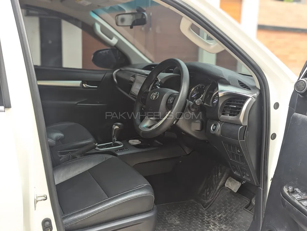 2023 Toyota Hilux Revo G photo 5